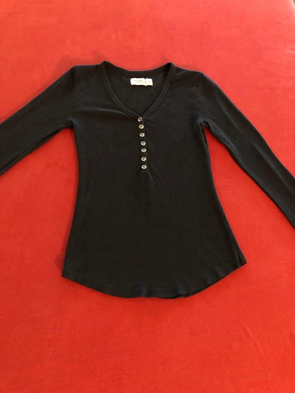 Abercrombie & Fitch soft and cozy black v-neck long sleeve t-shirt size XS